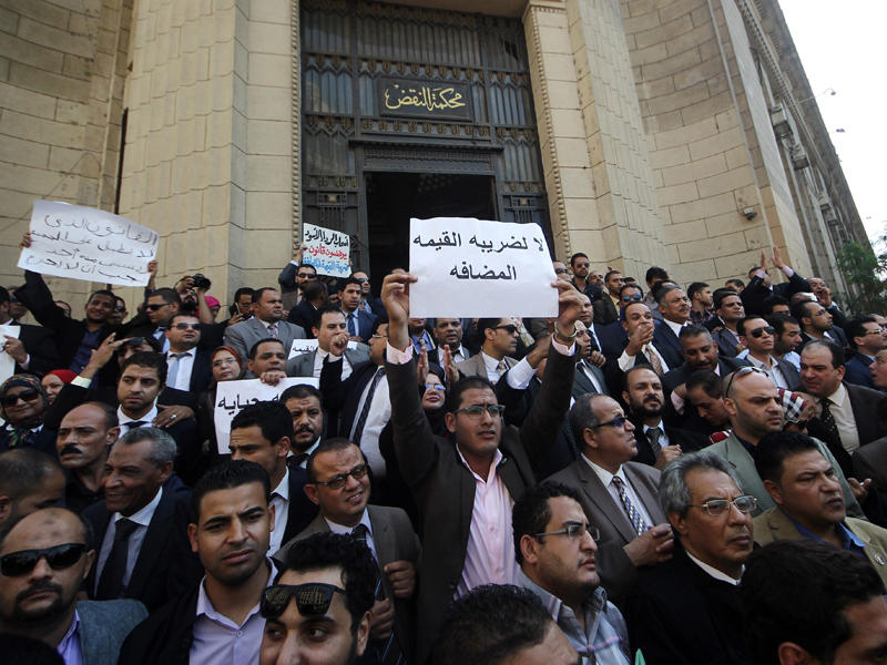 محامون مصريون يتظاهرون ضد «القيمة المضافة» في القاهرة أمس الأول (إي بي أيه)