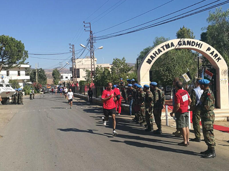 سباق نظمته الكتيبة الهندية ضمن قوات اليونيفيل في ذكرى ميلاد المهاتما غاندي، في بلدة إبل السقي الجنوبية أمس (الوكالة الوطنية)