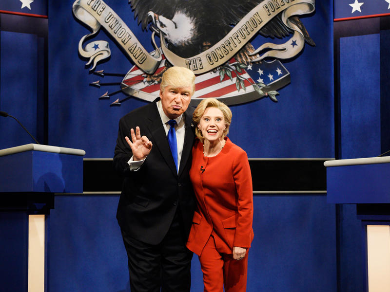 قدم الممثل المخضرم أليك بالدوين في برنامج «ساترداي نايت لايف» الكوميدي الشهير الذي أذيع على قناة «إن. بي. سي»، مساء أمس الأول، فقرة أدى خلالها دور ترامب خلال مناظرته مع منافسته الديمقراطية هيلاري كلينتون الأسبوع الماضي، التي لعبت الممثلة كيت مكينون دورها. وفي الصورة النسخة الساخرة من ترامب وكلينتون.