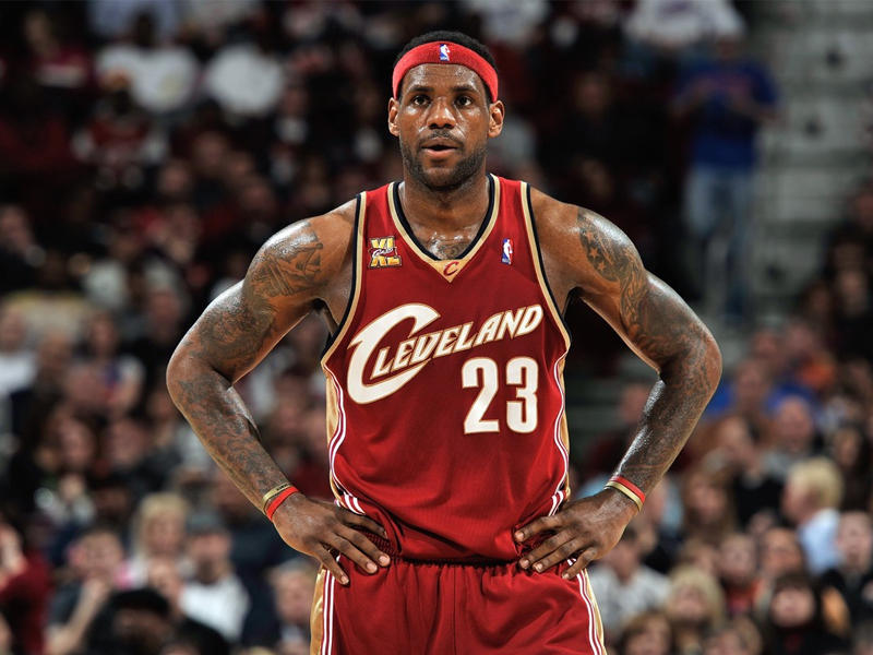 نجم دوري المحترفين الأميركي لكرة السلة ليبرون جيمس