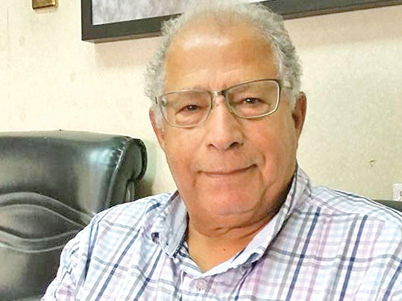 فاضل العبار حاملاً ثمثال «رجل جالس»