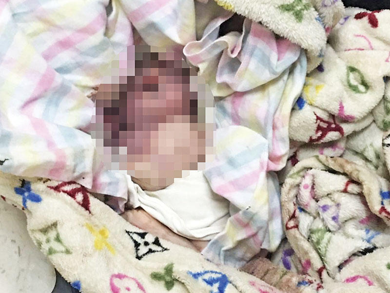 الحقيبة التي عثر على جثة الرضيع بداخلها