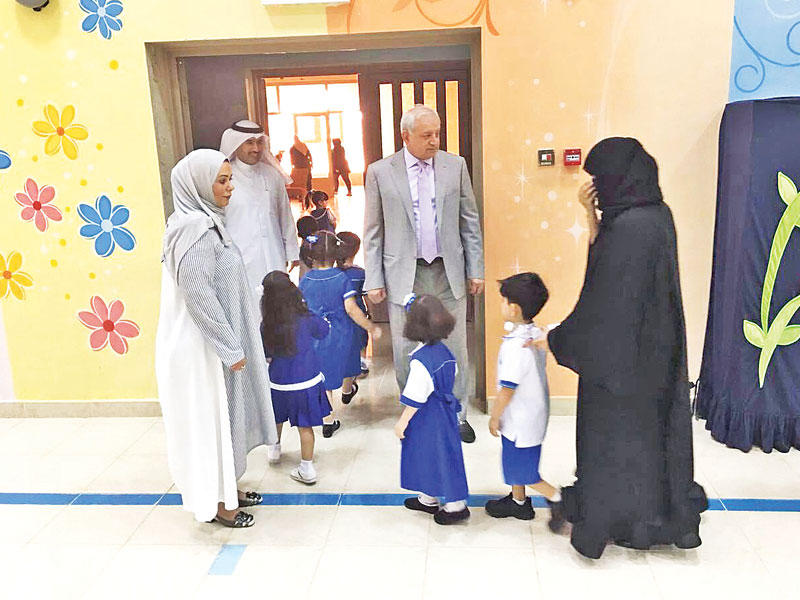 العيسى خلال جولته أمس في مدارس الجهراء