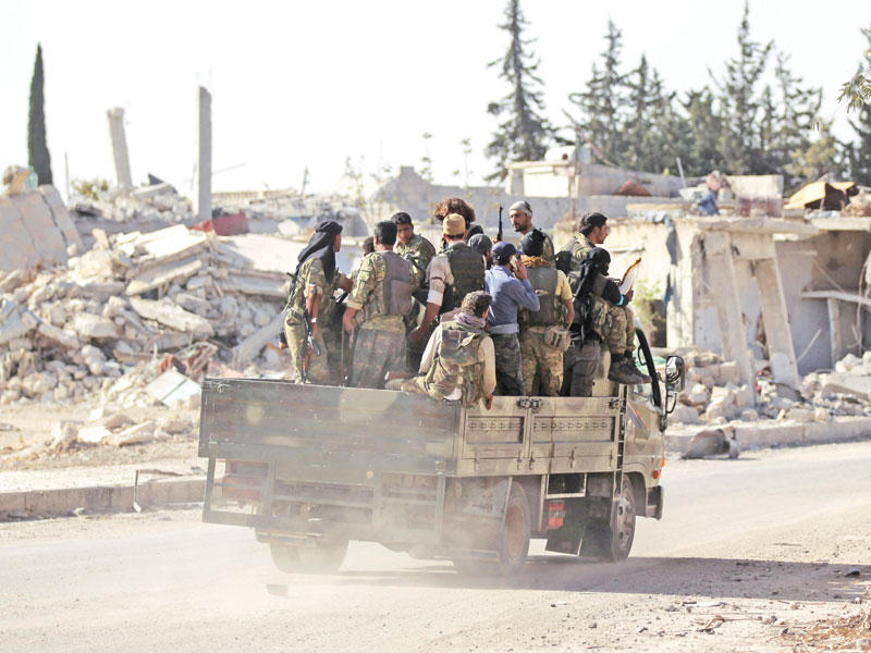 مقاتلو المعارضة يتحركون من بلدة الراعي شمال حلب أمس الأول    (رويترز)