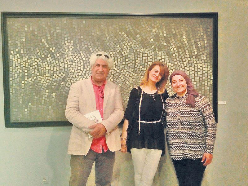 التشكيلية إيمان عزت مع زائرين للمعرض