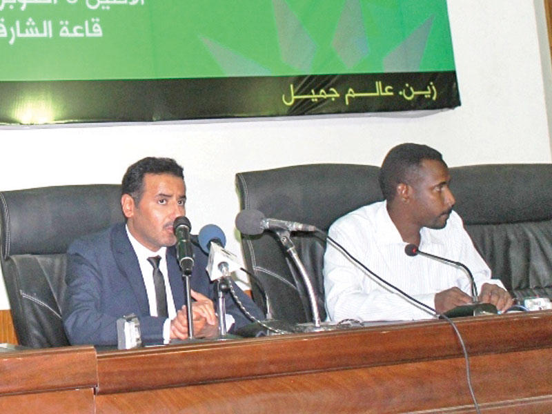 طلال الرميضي متحدثاً في الندوة 