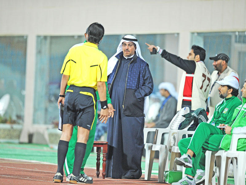 صورة أرشيفية لجمال الكاظمي رئيس النادي العربي في مقاعد الاحتياط