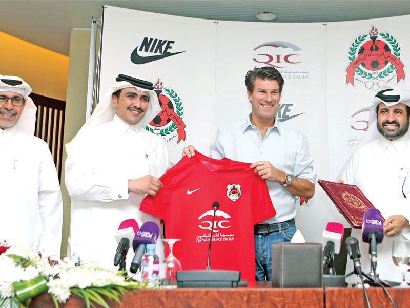 الدنماركي مايكل لاودروب يحمل قميص الريان خلال المؤتمر الصحافي t(أ ف ب)