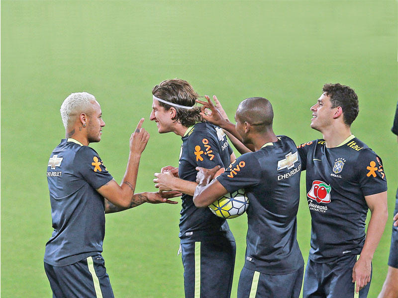 لاعبو المنتخب البرازيلي خلال تدريب أمس الأول