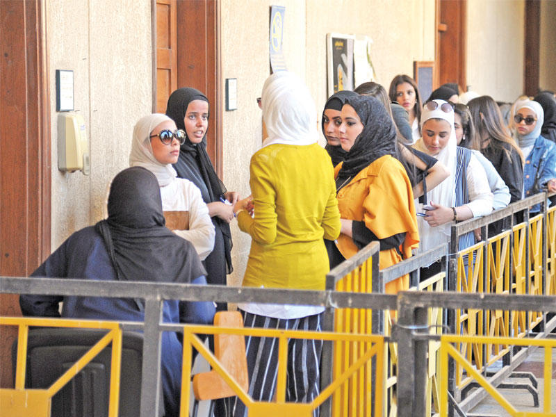 انتظار الطالبات أمام موقع الاقتراع في الشويخ (تصوير عثمان الشعيب وعوض التعمري)