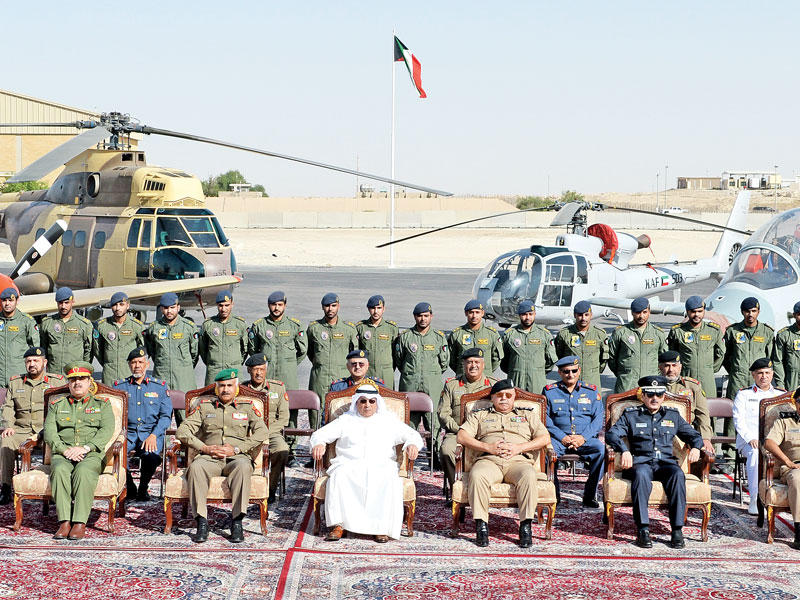 الجراح والخضر والرفاعي والفهد والمكراد والنواف مع طياري القوة الجوية