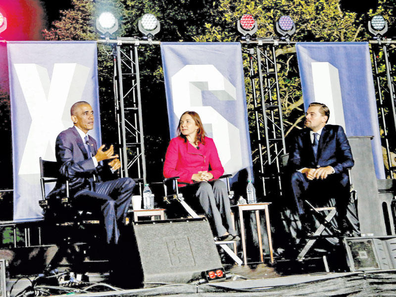 الرئيس الأميركي باراك أوباما والممثل ليوناردو دي كابريو في ندوة حول التغير المناخي في البيت الأبيض أمس الأول  ( اي بي ايه)