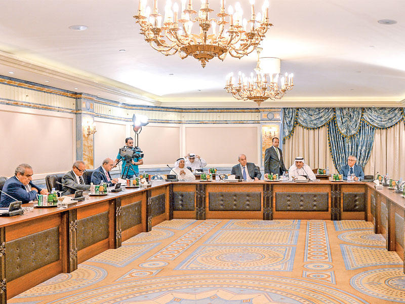 محمد الصقر مترئساً اجتماع مجلس العلاقات العربية والدولية أمس (تصوير رائد قطينة وعبد الله الخلف)n