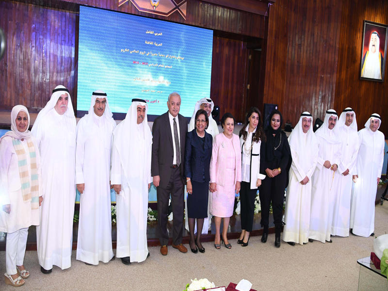 العيسىى مع المكرمين بالاحتفال السنوي باليوم العالمي للمعلم