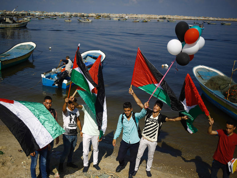 فلسطينيون بانتظار وصول سفينة الناشطات