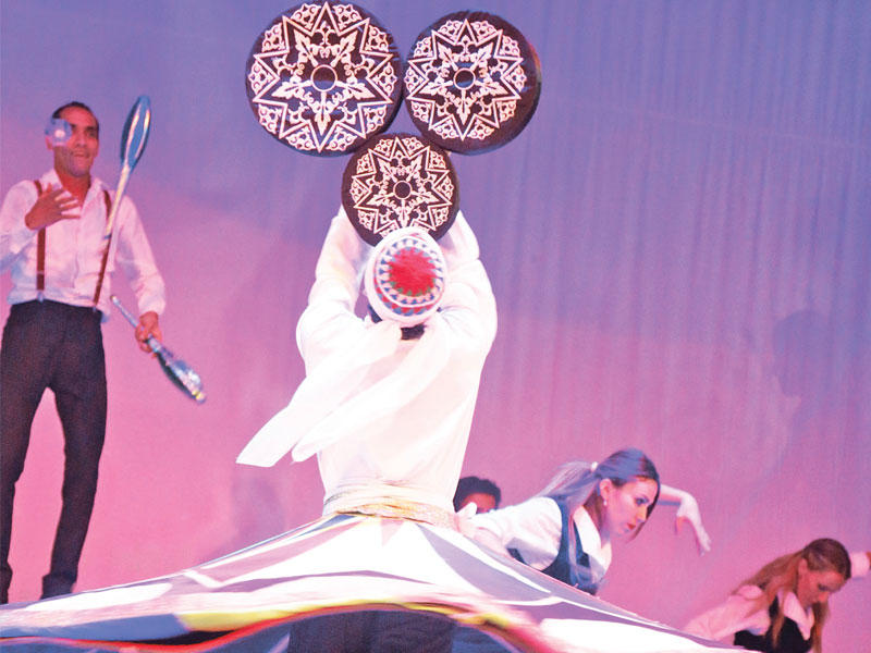 مشهد من احدى المسرحيات في المهرجان