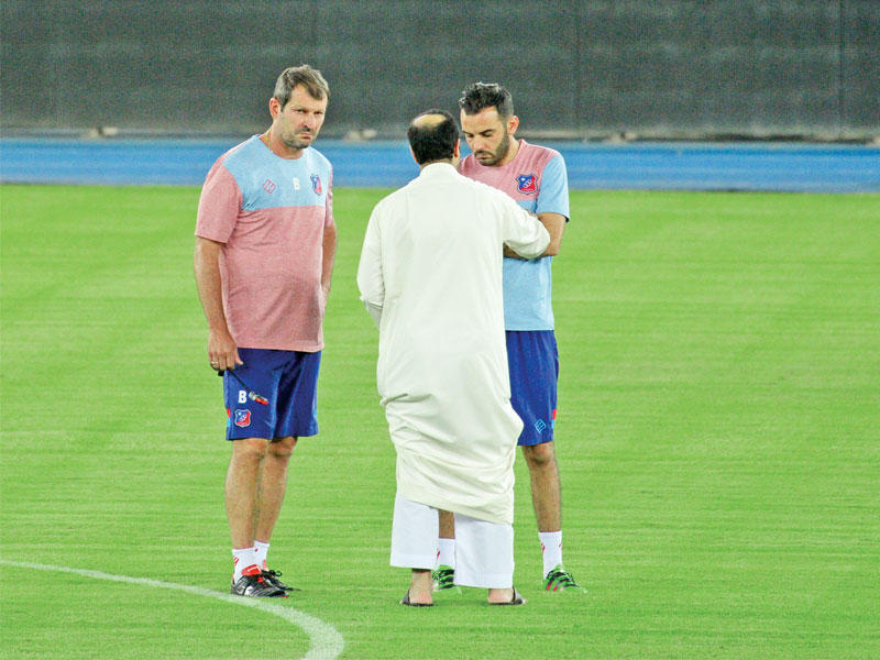 عادل عقلة في حديث جانبي مع  لوران بانيد في تدريب سابق