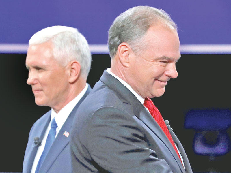 كين وبنس بعد انتهاء المناظرة أمس الأول (رويترز)