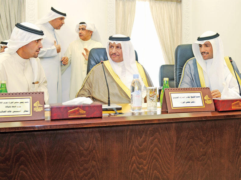 الغانم والمبارك والصالح خلال اجتماع السلطتين أمس