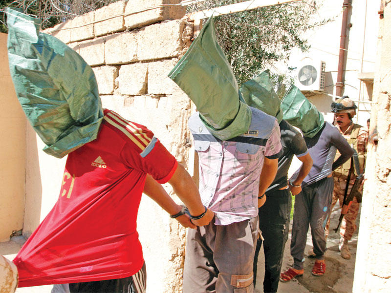 قوات الأمن الكردية (الأسايش) تعتقل بعض المشتبه في انتمائهم إلى «داعش» بكركوك أمس        (رويترز)