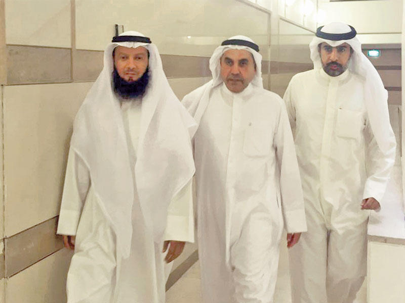 مطيع والطريجي والخميس لدى توجههم للمؤتمر الصحافي