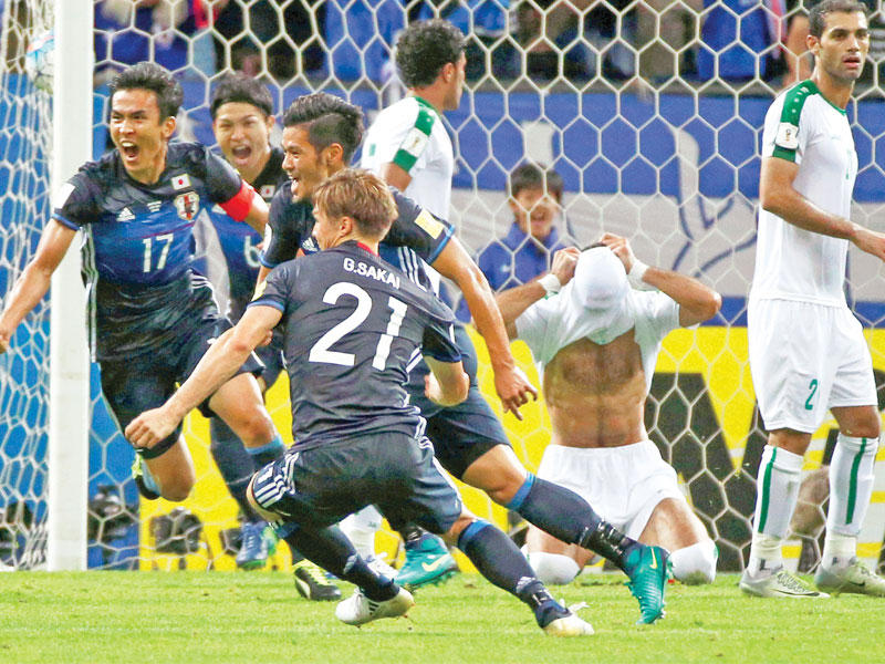 فرحة لاعبي اليابان بعد تسجيل هدف الفوز وسط حسرة العراقيين (رويترز)