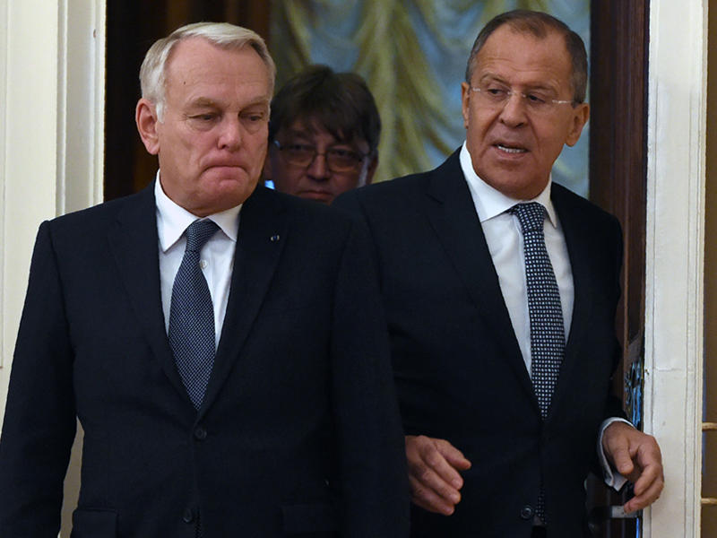 لافروف ونظيره الفرنسي جان مارك إيرولت يخرجان من غرفة الاجتماع قبل التوجه إلى المؤتمر الصحفي (ا ف ب)