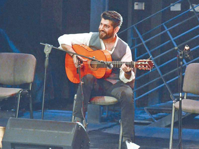 العازف حسن جمعة أثناء الأمسية