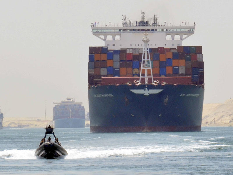 إحدى السفن العملاقة الحاملة للبضائع تمر عبر قناة السويس الجديدة في يوليو الماضي (رويترز)