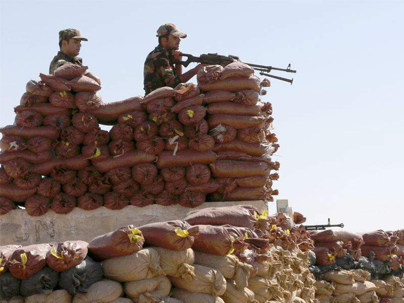 عنصران في البيشمركة الكردية في موقع قتالي على جبل زارداك على بعد 20 كلم    (أ ف ب) 