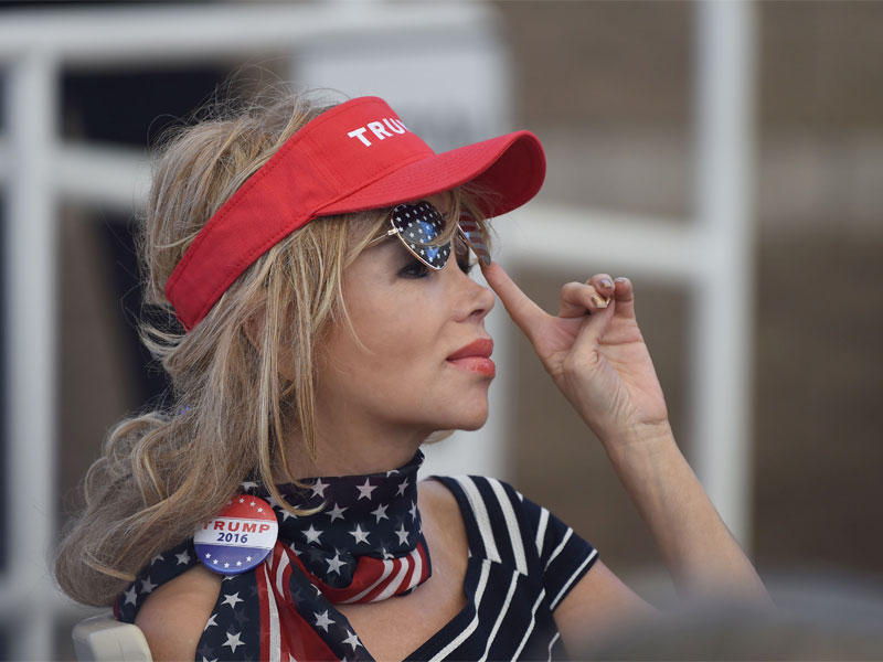 مؤيدة لترامب في نيفادا أمس الأول           (أ ف ب)