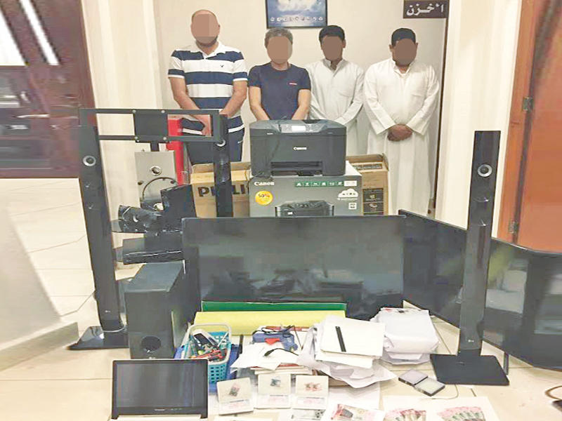 أفراد العصابة وأمامهم بعض المضبوطات