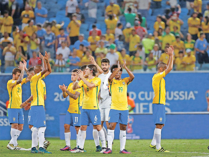 لاعبو المنتخب البرازيلي يحتفلون بالفوز