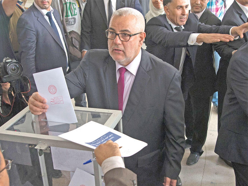 بنكيران يدلي بصوته في مدرسة معاذ ابن جبل بحي الليمون في الرباط أمس        (أ ف ب)