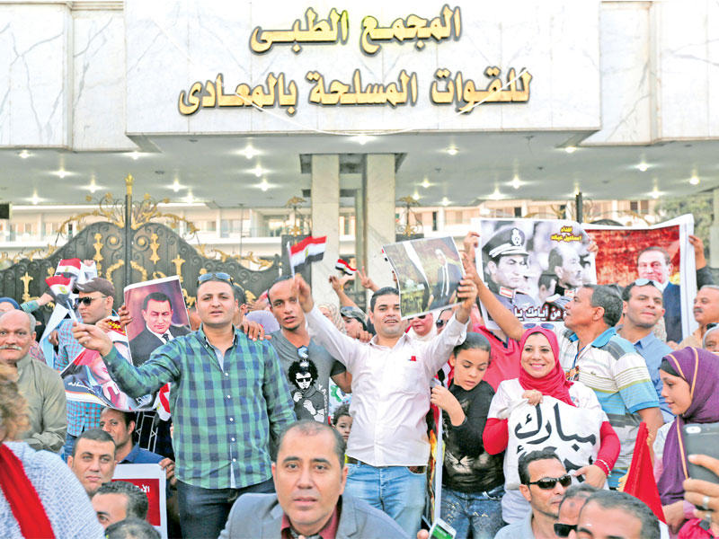 عدد من أنصار الرئيس الأسبق حسني مبارك تجمعوا عند المجمع الطبي للقوات المسلحة الموجود به في القاهرة أمس الأول، بمناسبة ذكرى انتصارات 6 أكتوبر