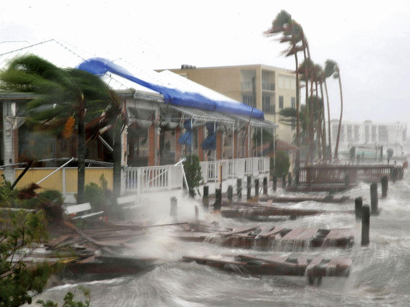 أمواج عاتية مع مرور «ماثيو» على شاطئ الكاكاو في فلوريدا أمس (أ ف ب)