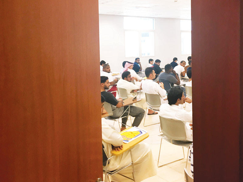 جانب من ازدحام الطلبة في إحدى القاعات بـ «التربية الأساسية»