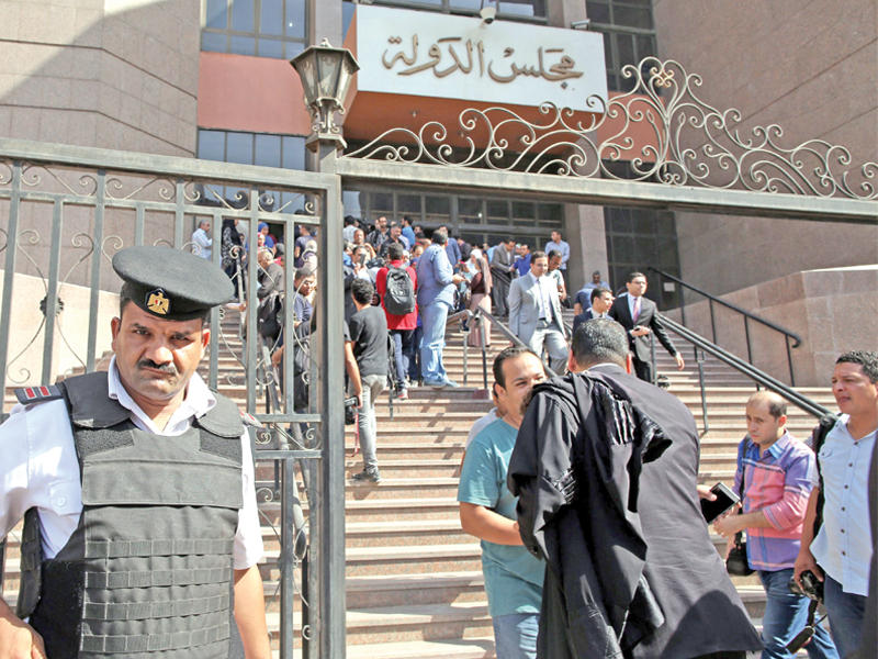  شرطي يؤمن مقر مجلس الدولة وسط القاهرة أمس خلال نظر قضية اتفاقية ترسيم الحدود بين مصر والسعودية (إي بي إيه)