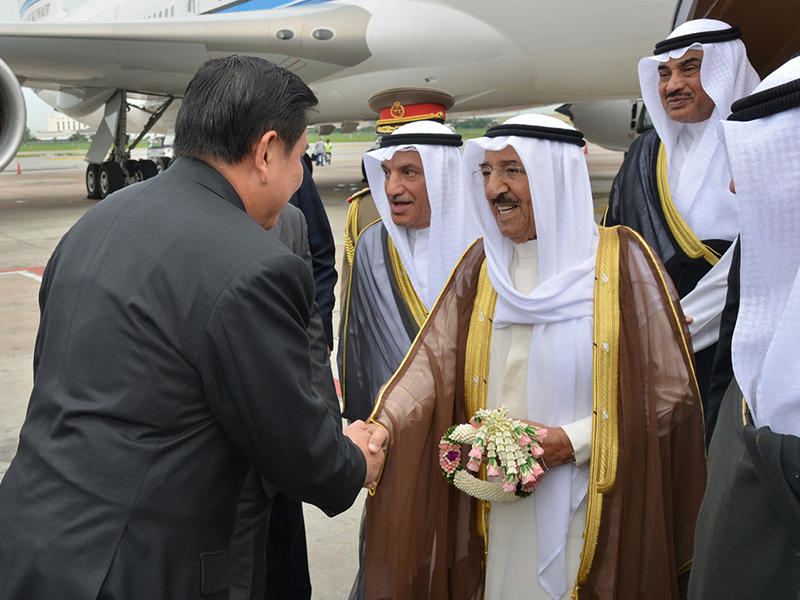 سمو الأمير خلال وصوله إلى مطار بانكوك الدولي