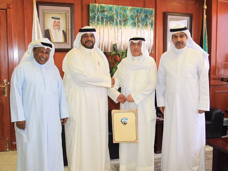  الشيخ احمد المنصور يسلم المكرمة الأميرية إلى اتحاد كرة القدم 