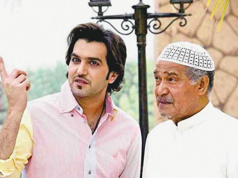 نواف النجم والفنان جاسم النبهان في لقطة من مسلسل «العمر لحظة»