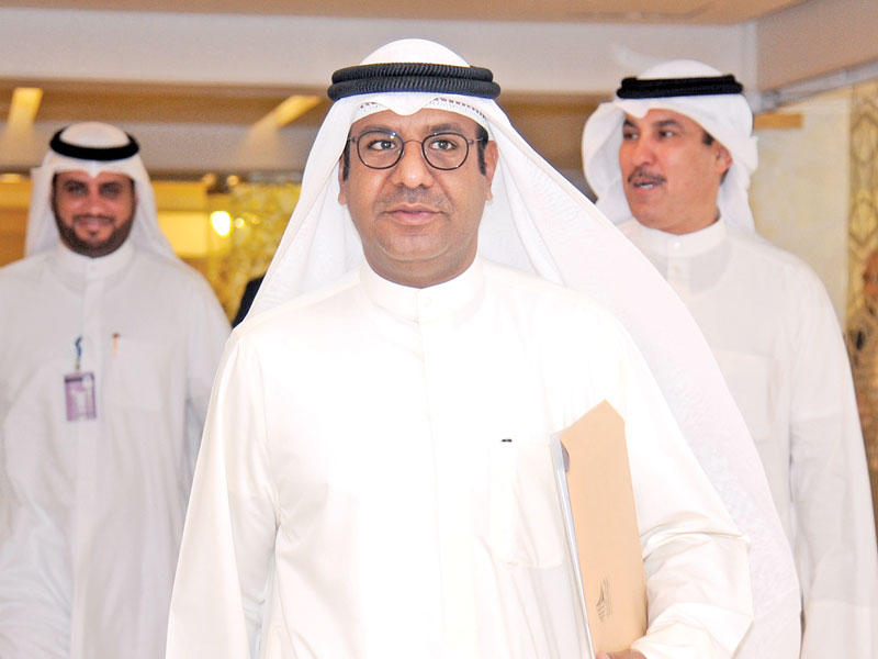 القضيبي لدى توجهه لتسليم استجوابهtt(تصوير عبدالله الخلف)