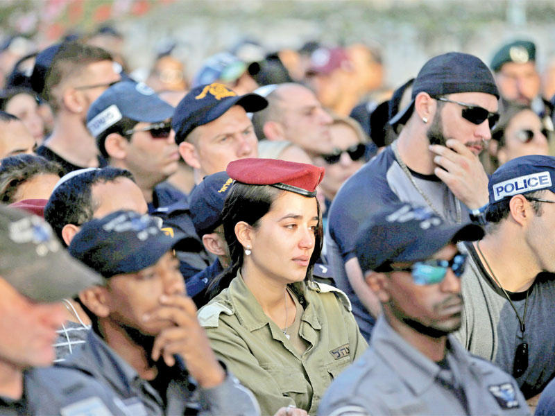 جانب من تشييع شرطي اسرائيلي قتل امس في القدس   (رويترز) 