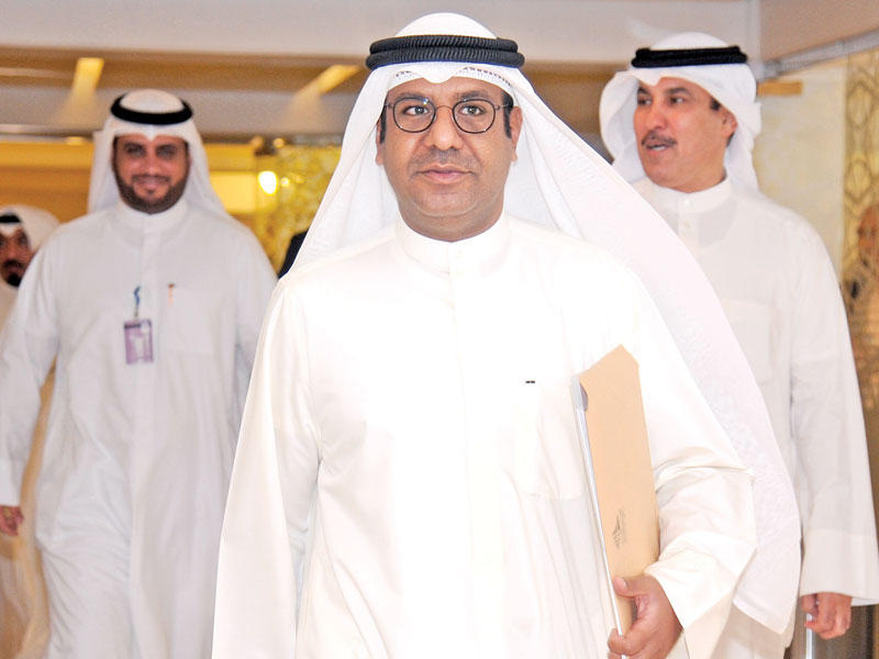 القضيبي لدى توجهه لتسليم استجوابه أمس  (تصوير عبدالله الخلف)