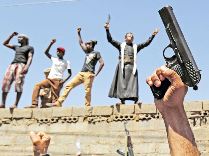  موالون للحوثيين وصالح، خلال تظاهرة مسلحة ضد التحالف، أمام مقر الأمم المتحدة في صنعاء أمس (إي بي أيه)