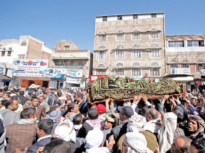 يمنيون يشيعون جثمان حاكم العاصمة عبدالقادر هلال في صنعاء أمس (رويترز)
