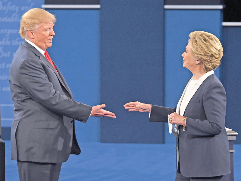 كلينتون وترامب يتصافحان بعد انتهاء المناظرة أمس الأول (أ ف ب)