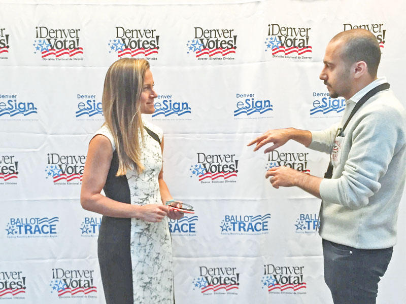 مكرينولدز متحدثة إلى الزميل يوسف العبدالله