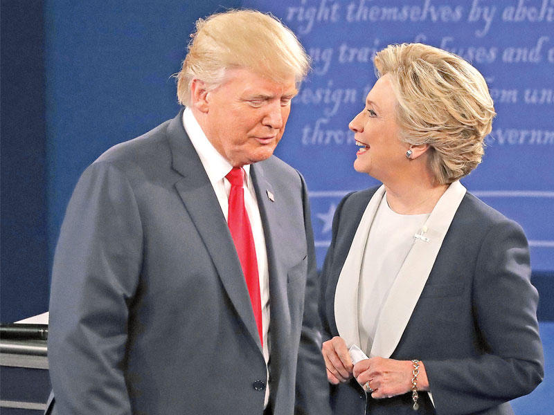 كلينتون وترامب خلال المناظرة أمس الأول (إي بي أيه)