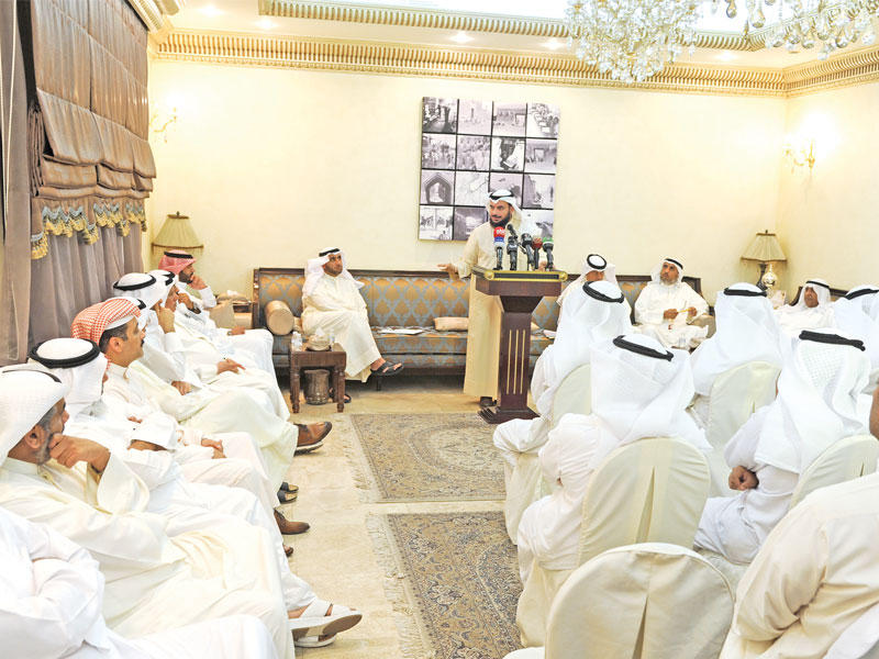 الحربش والدلال والمطر في ندوة «حدس» (تصوير عوض تعمري)